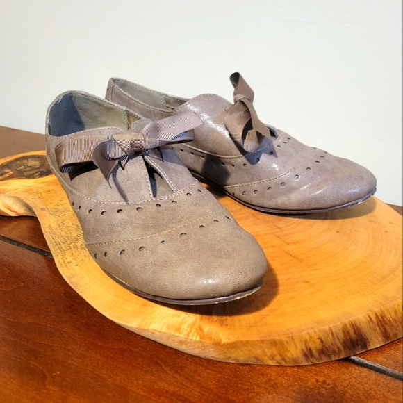 Oxford style ribbon tie flat shoe - Picture 4 of 7